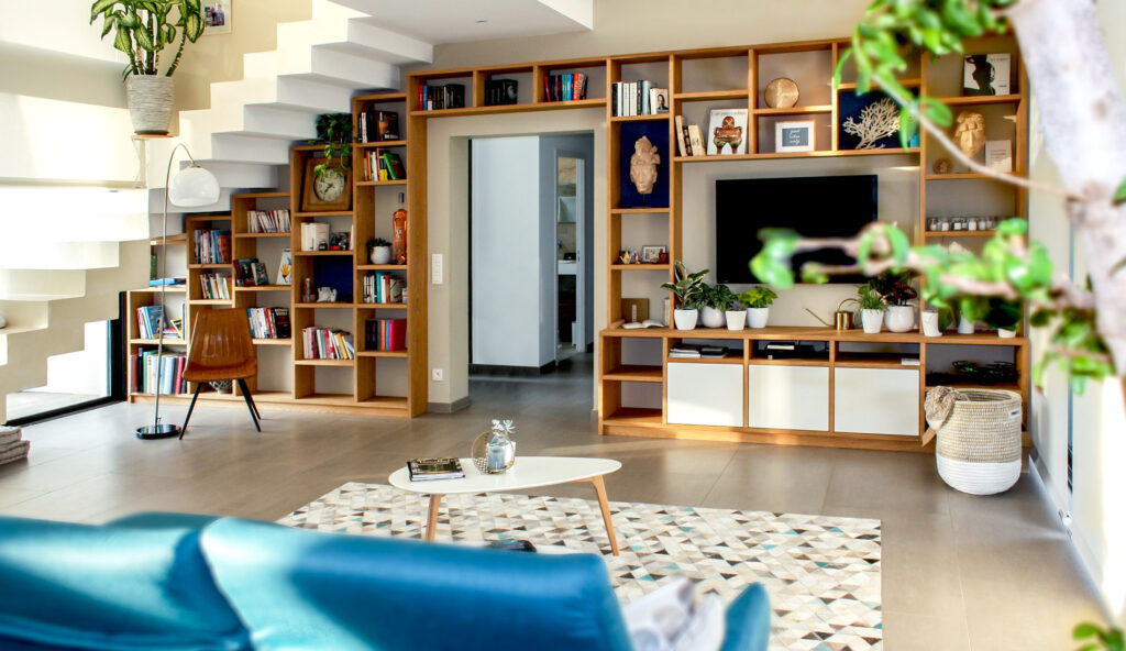 Salón con librería cubriendo la pared completa enmarcando la peurta
